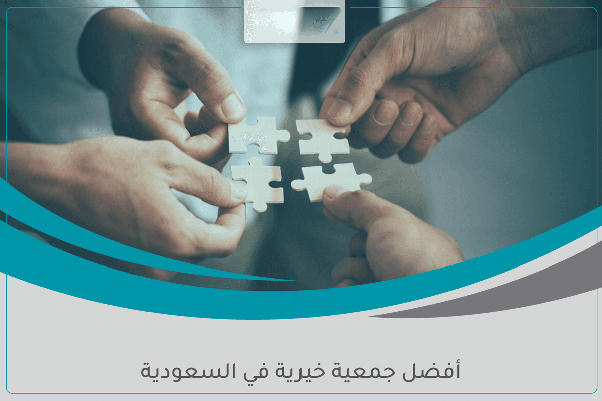 فريق متنوع من المطورين يعملون معًا